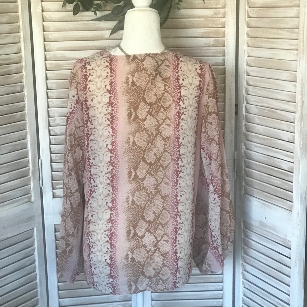 BEAUTIFUL BLOUSE WITH V-NECK &  BALLOON SLEEVES LOOSE FLOWY FIT - Picture 4 of 7